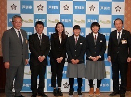 芦別中学校ソフトテニス部全道大会出場表敬訪問記念撮影
